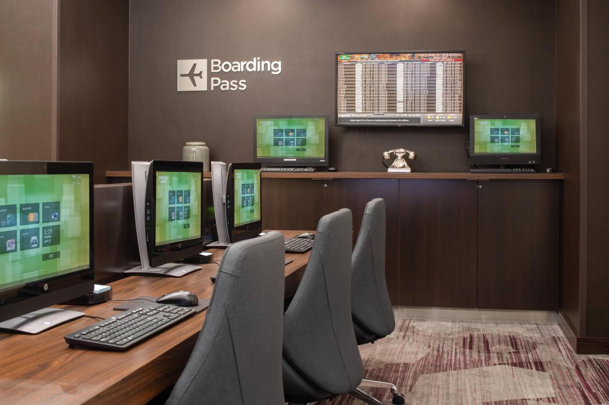 Courtyard By Marriott Airport