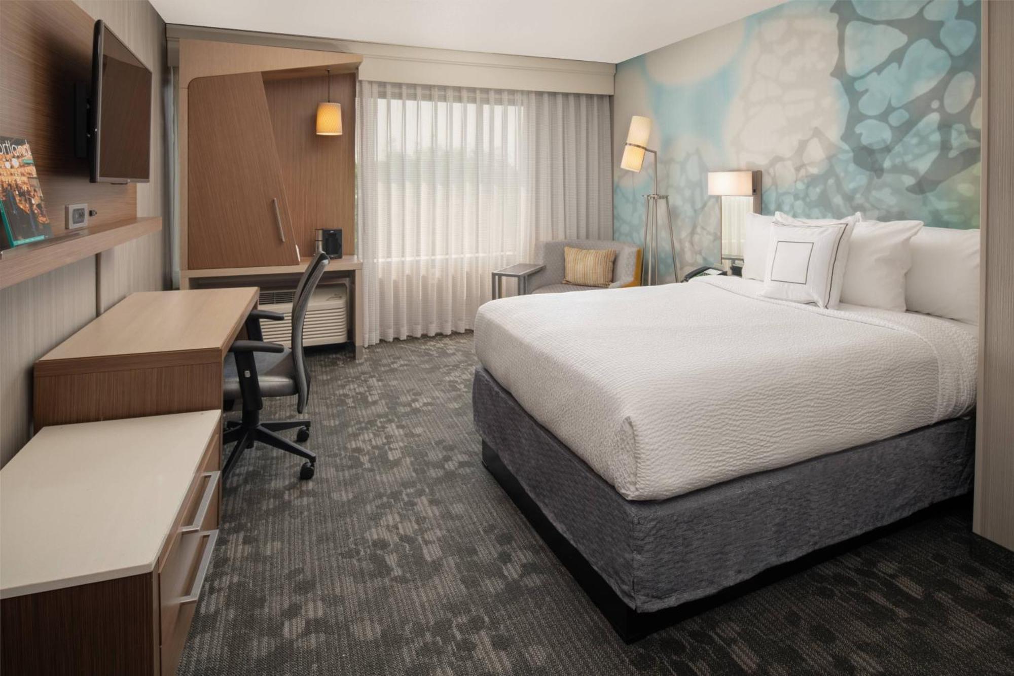 Courtyard By Marriott Airport Hotel