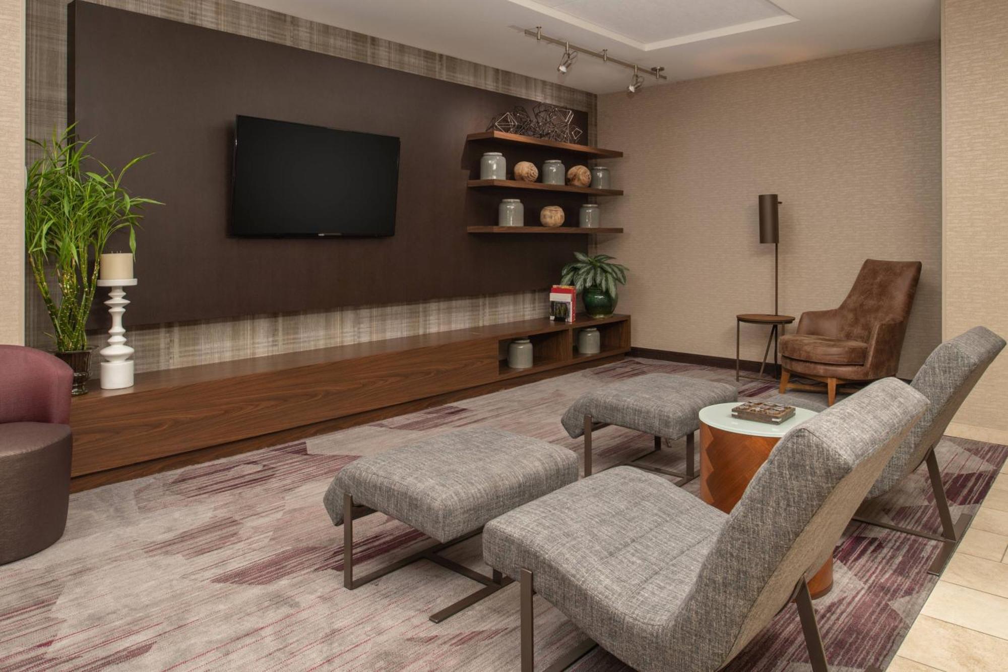 Courtyard By Marriott Airport Hotel