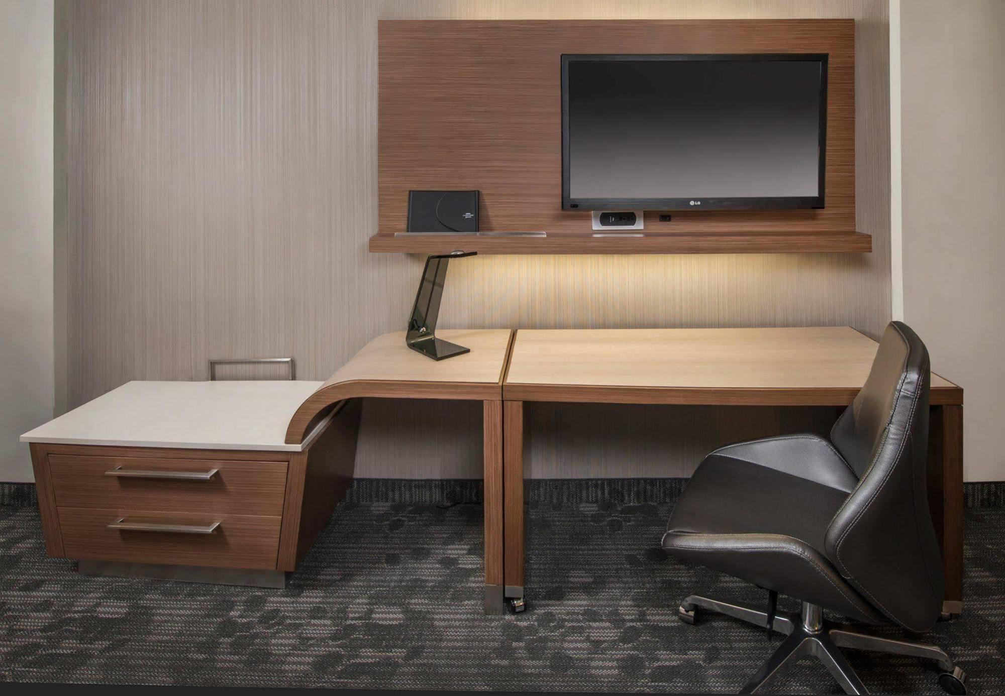 Courtyard By Marriott Airport