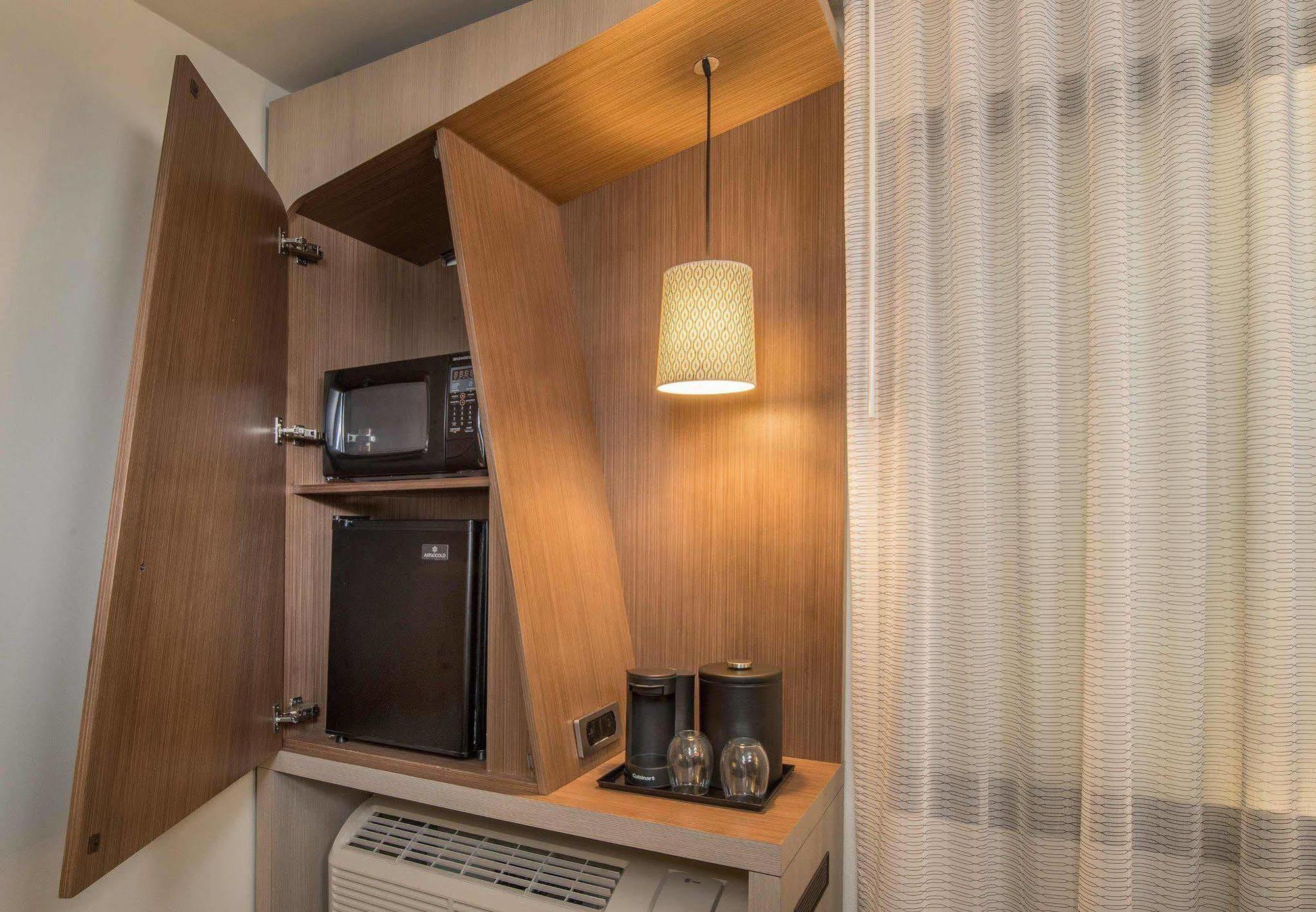 Courtyard By Marriott Airport