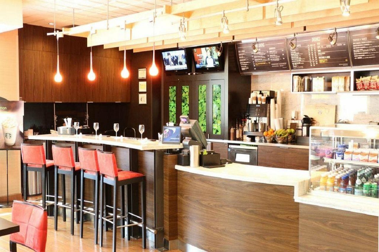 Hotel Courtyard By Marriott Airport