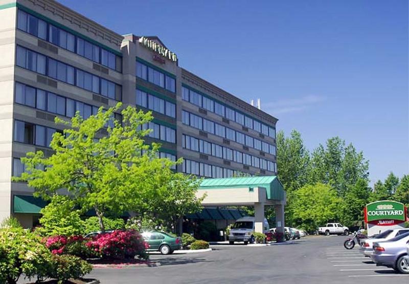 Courtyard By Marriott Airport Hotel